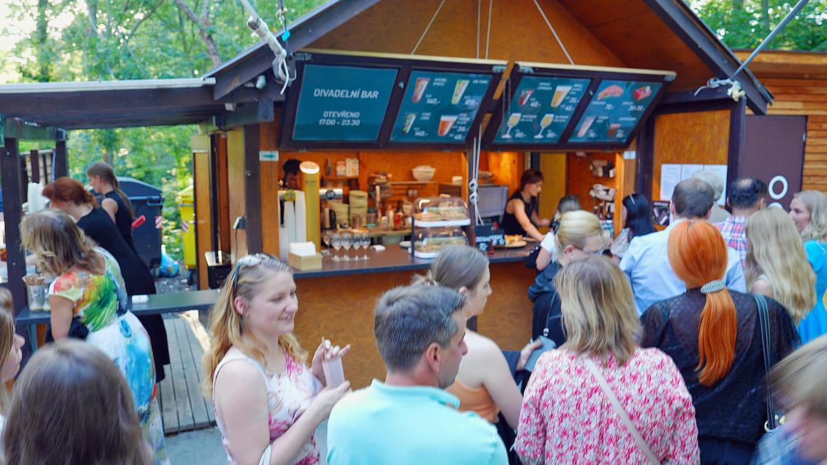 UNGELT - letni scena - barmanka